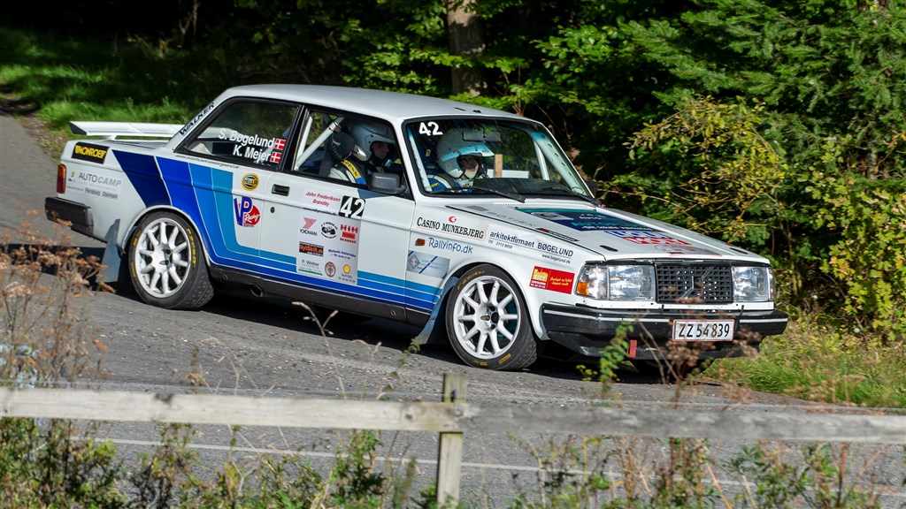 Kurt Mejer og Steen Bøgelund kører et perfekt rally, og vinder den historiske klasse over 2.000 ccm.
(Foto: elkjaerfoto.dk – Lars Elkjær Lorentzen)